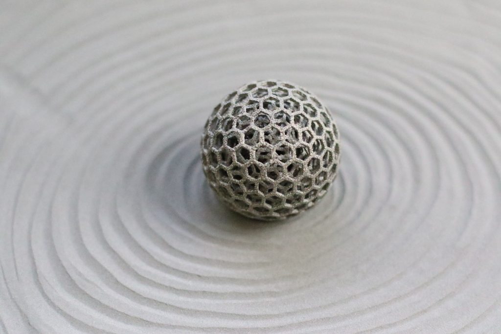 金属3D打印球。通过Addaero摄影