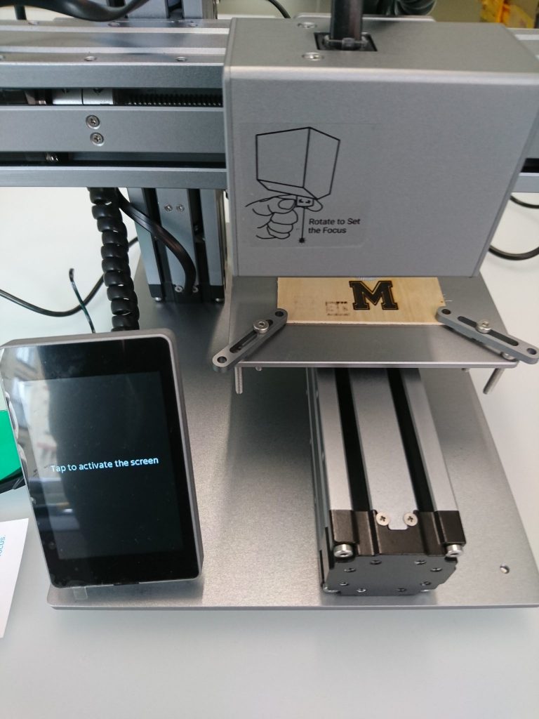 连接到Snapmaker三合一3D打印机的激光雕刻模块。