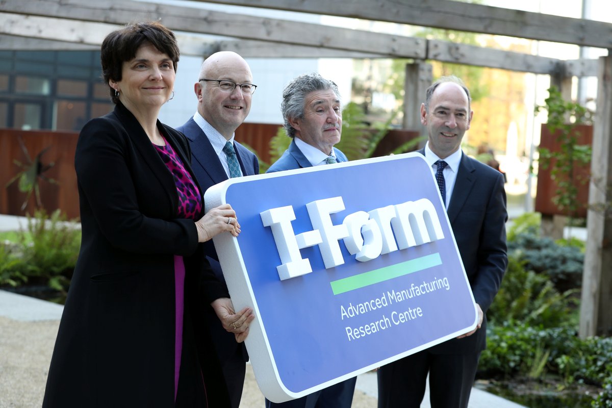 从左到右：UCD教授Orla自由地，SFI总监Mark Ferguson教授，爱尔兰创新，研发部长John Halligan和I形式中心主任Denis Dowling教授。通过SFI照片