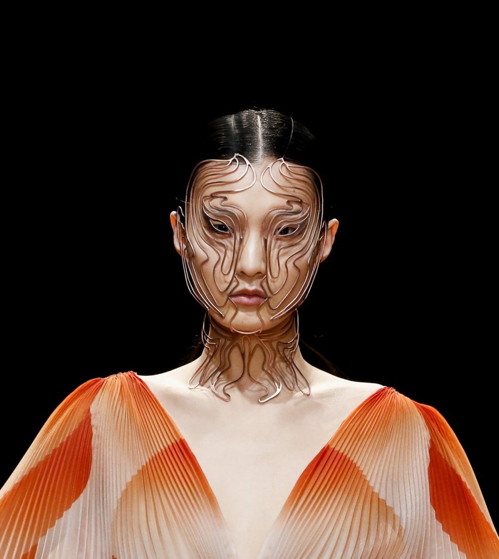 模特戴着“细胞化学”面罩的特写镜头。照片由Iris van Herpen提供。