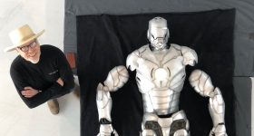 亚当·萨维奇站在组装好的3D打印铁人套装旁边。亚当·萨维奇摄