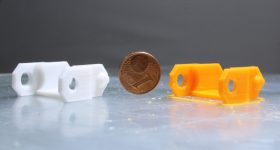 使用颗粒挤压机的3D打印部件(右)。左边的比较部分用Ender 3打印。通过homofaciens形象。