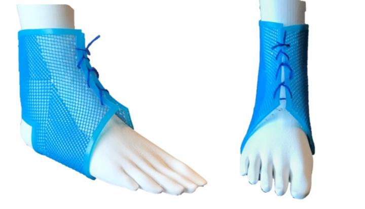 使用具有定制机械性能的优化的超材料制造的脚踝支撑。通过SUTD图像。