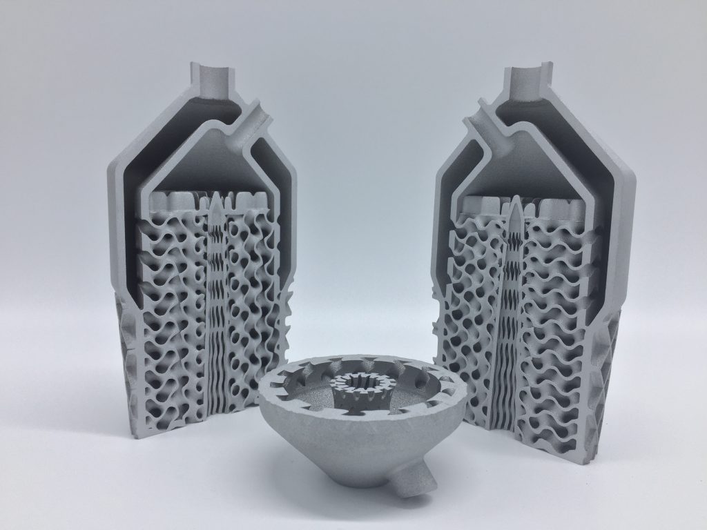 最终拓扑陀螺换热器设计，3D印刷为剖面以显示内部几何形状。照片来自HRL实验室和Morf3D