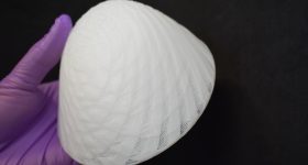 Bellaseno 3D打印的生物可吸收性Senella乳房支架。通过Bellaseno的照片