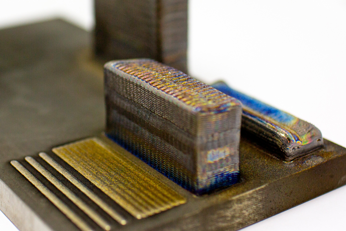 在RMIT的高级制造区制造的3D打印钛合金块。通过RMIT照片。