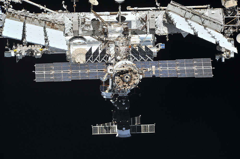 ISS外部。通过Roscosmos/ NASA/ TTUHSC El Paso摄影。