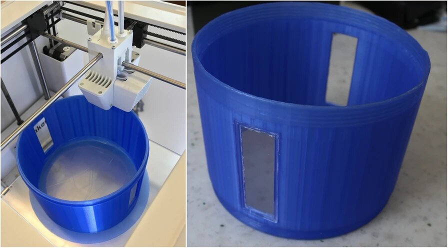 带观察孔的腔室零件的3D打印过程。右图：打印腔室部件时3D打印机的照片，其中两个有机玻璃窗口粘合到位。医学中通过3D打印的图像。