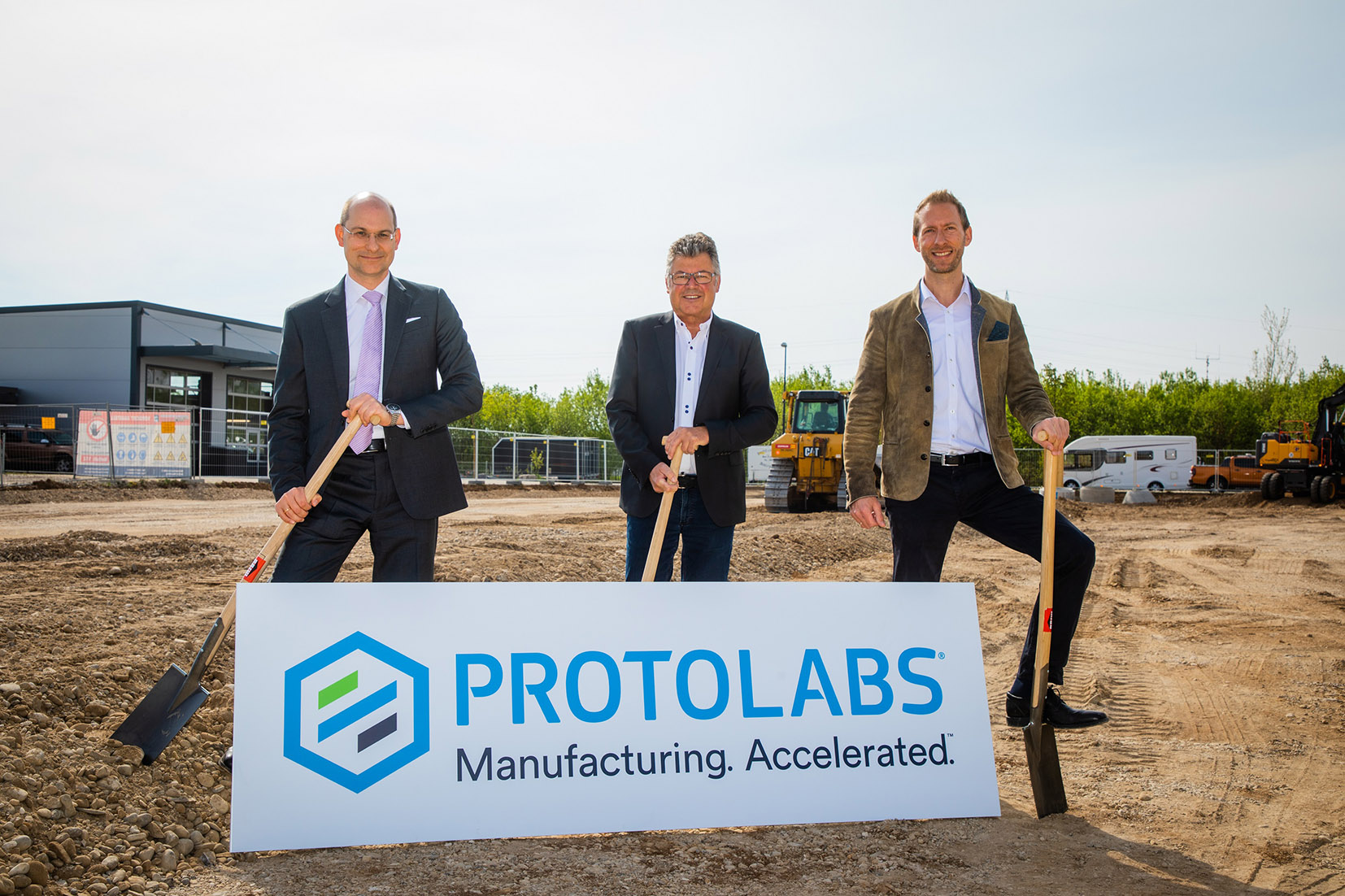 特色图片显示Protolabs的新站点（左起）正在施工中，Michael Meier（Protolabs）、Edwin Klostermeier（Putzbrunn市长）和Daniel Cohn（Protolabs）。照片通过Protolabs拍摄。