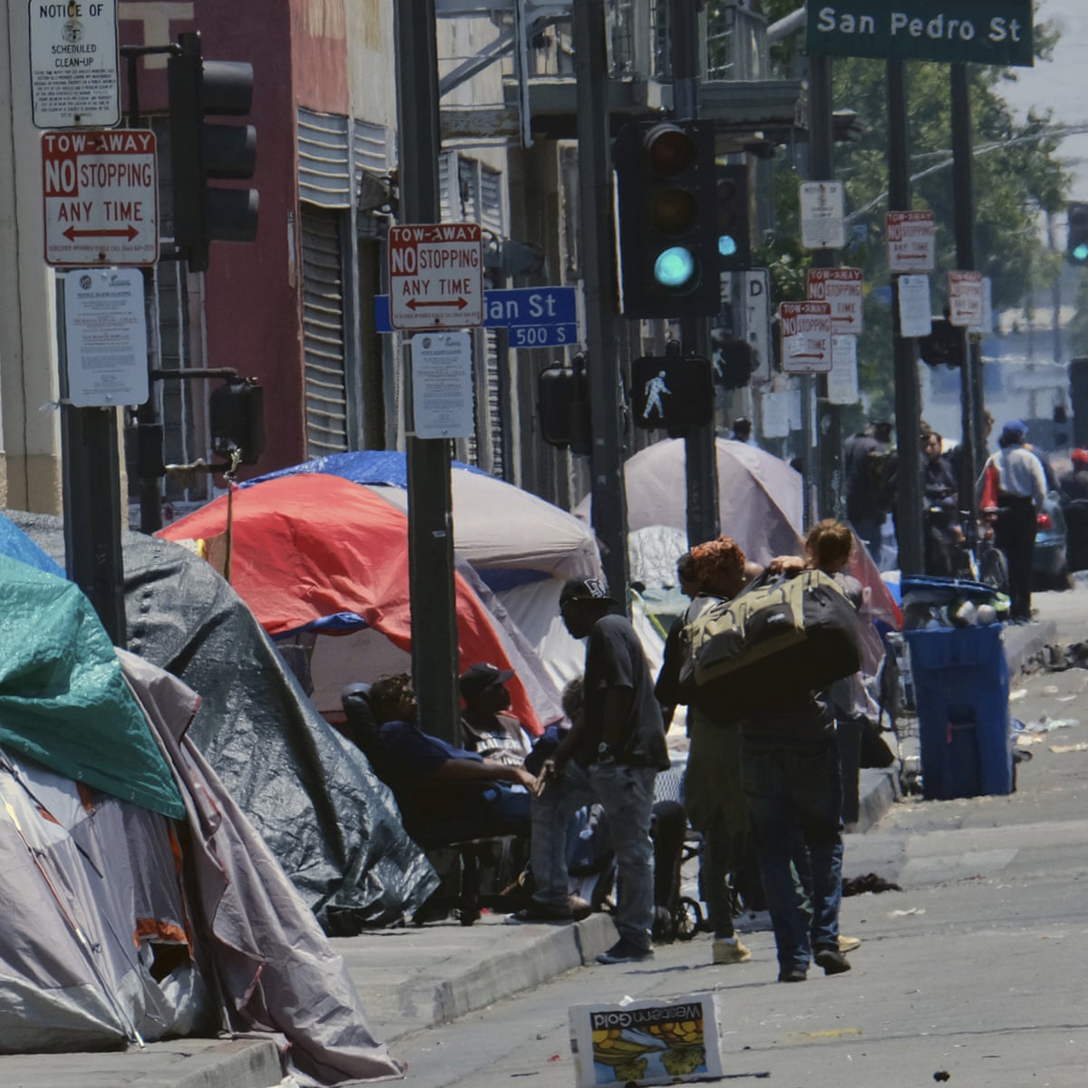 洛杉矶市中心街道上的帐篷。2019年，全县统计的无家可归者人数增加了12%。照片来自Richard Vogel。