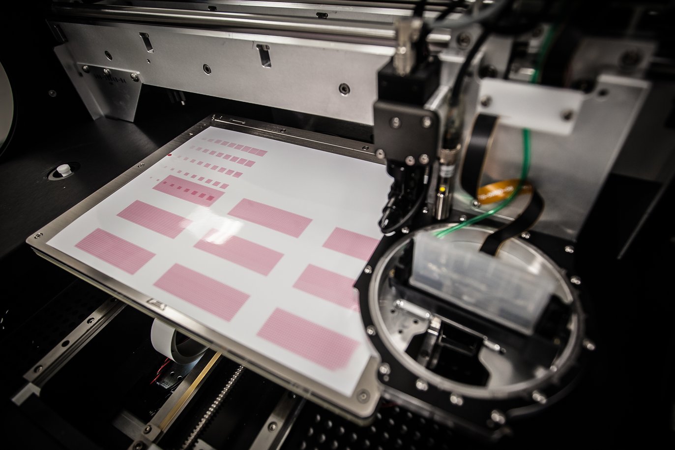 特色图显示了NextFlex成员使用的3D打印过程，以生产组件。通过NextFlex的照片。