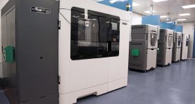 马切西尼集团的3D打印设施，拥有12台工业级Stratasys 3D打印机。雷电竞app下载通过Stratasys公司照片。
