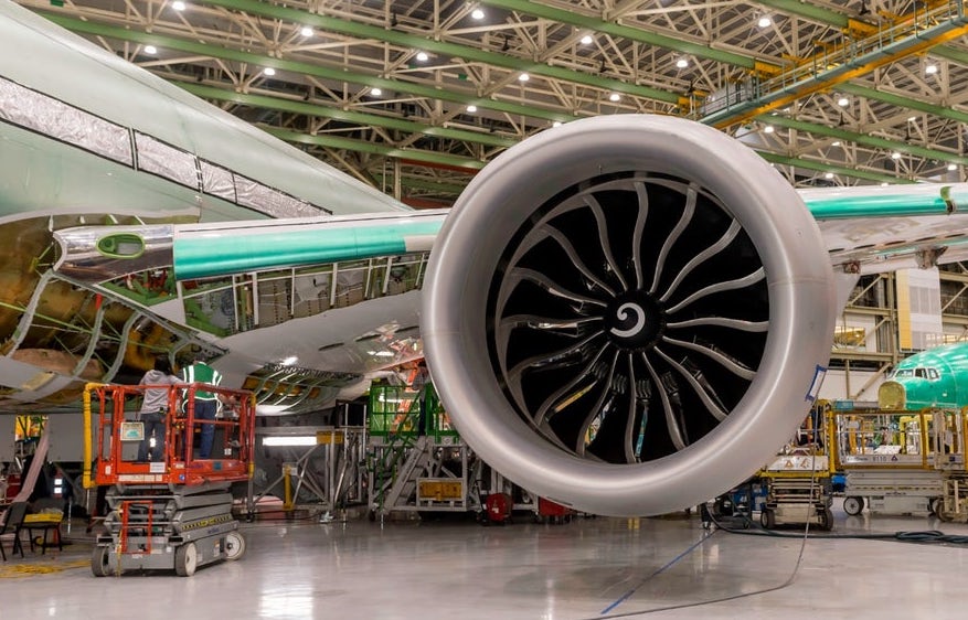 GE Aviation还使用3D打印来生产飞机零件，包括在波音的777X喷气发动机（如图）中。通过波音的照片。