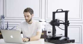 特色图片显示某人正在使用Creality CR6-SE 3D打印机。通过Creality照片。