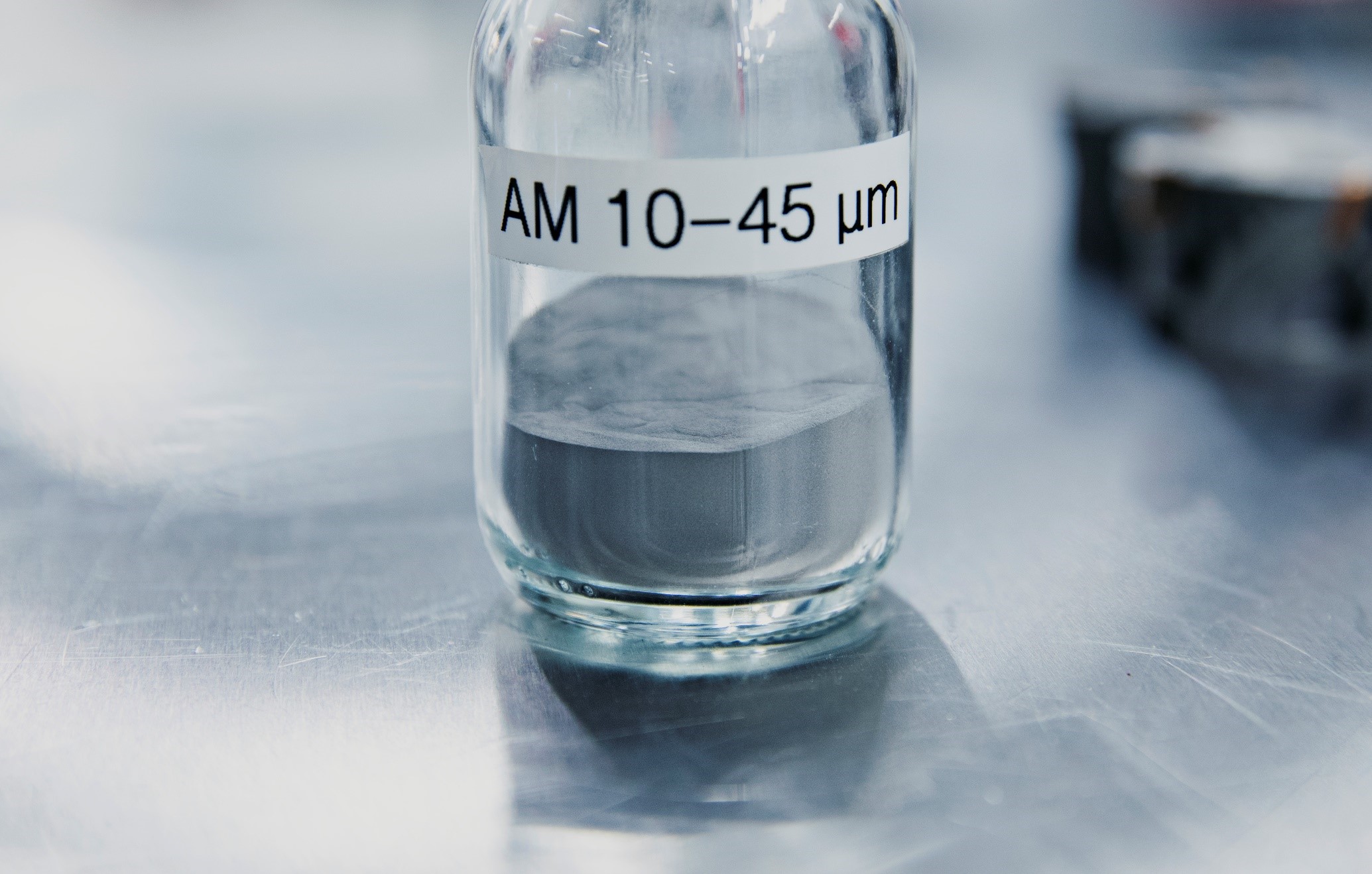 通过合作伙伴关系，Sandvik将为其即将到来的H2粘合剂喷射系统提供其鱼鹰品牌的GE添加剂。图像显示了鱼鹰金属粉末罐。通过Sandvik的照片。