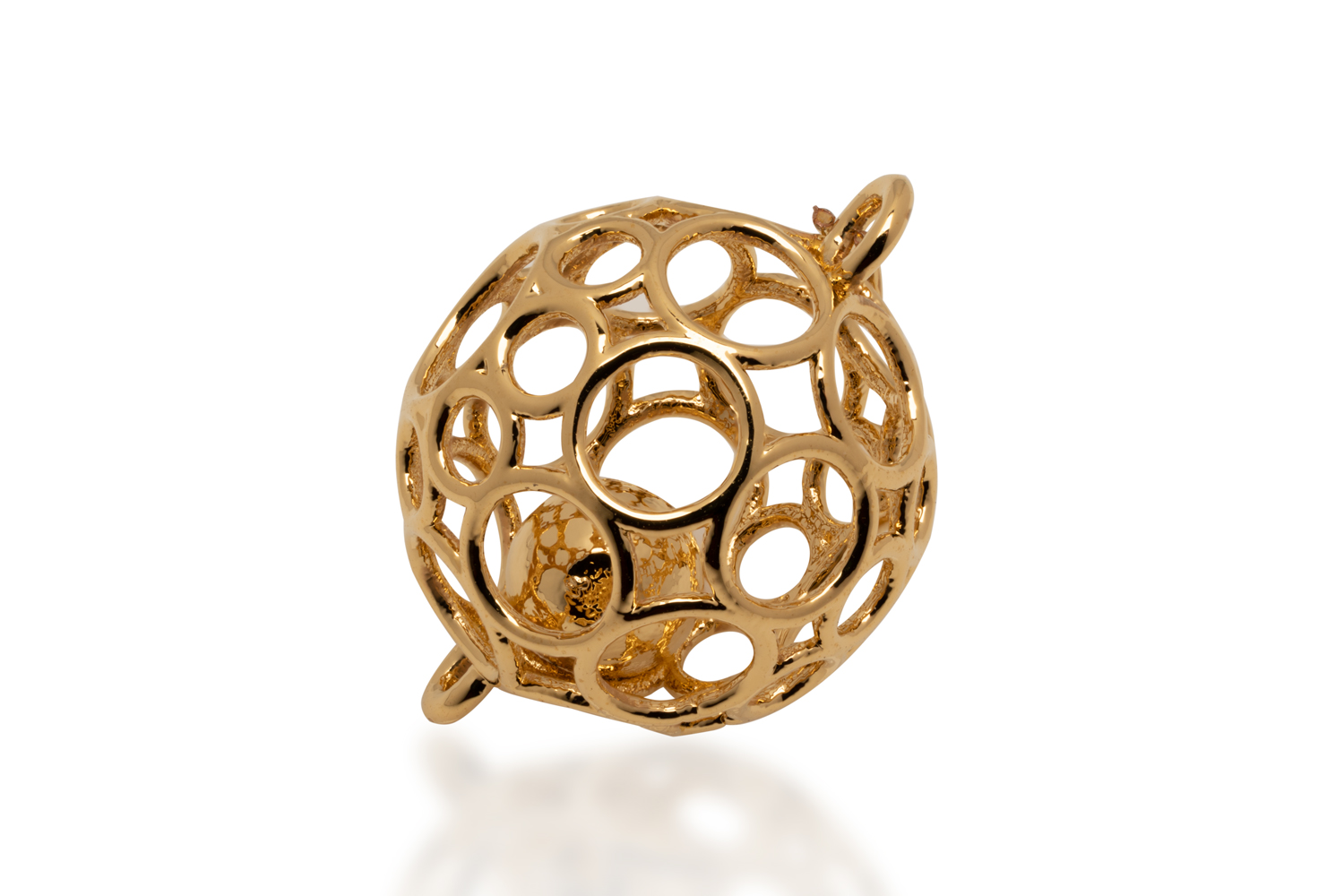 由E.A.C.设计的这款珠宝装饰品是在钢制的商店系统上打印的3D，随后镀金。通过桌面金属图像。