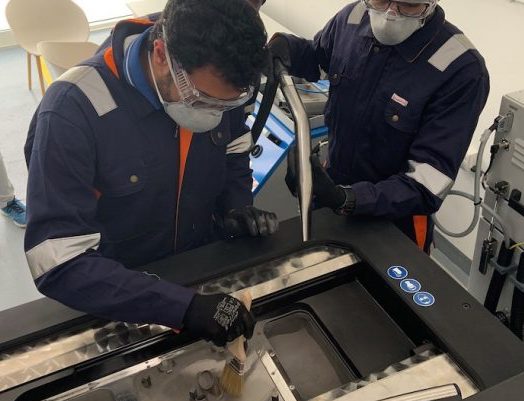 2019冠状病毒疾病图片显示两名IMANSANA工程师生产3D印刷面罩，以帮助UAE对抗COVID-19。