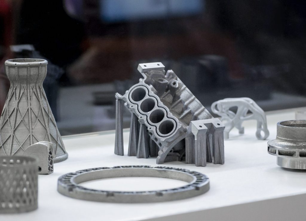 一组使用DML，SLM，SLS技术生产的金属3D打印零件。
