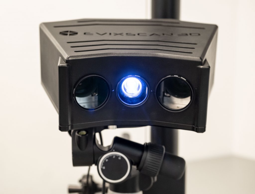 FinePrecision 3D扫描仪在蓝光技术上运行，并具有两个额叶摄像头。通过evatronix的照片。