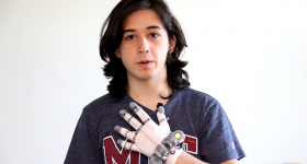 卢卡斯和他的3D打印VR手套。图片来自Lucas VRTech。