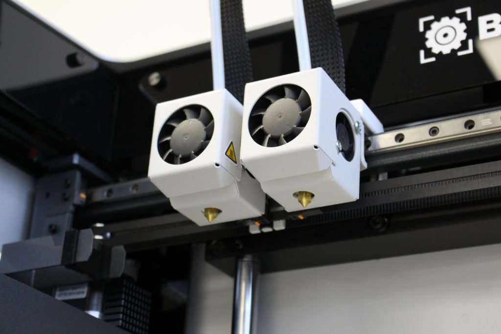 西格玛D25具有两个独立的挤压机与E3D热。由3D打印行业拍摄。