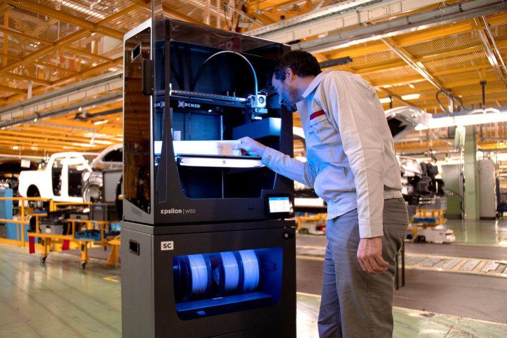 Nissan的巴塞罗那工厂的BCN3D Epsilon W50 3D打印机。通过BCN3D照片。