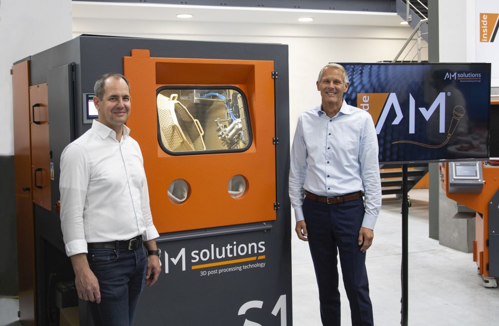 Sauber工程技术与创新总监Christoph Hansen与RöblächentechnikGmbH的总裁兼首席执行官StephanRösler一起。通过RöslerGroup的照片。