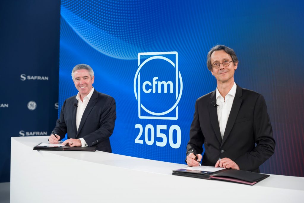 GE航空公司总裁兼首席执行官John Slattery和赛峰集团首席执行官Olivier Andriès签署协议，将CFM国际合作伙伴关系延长至2050年。图片来自CFM国际。