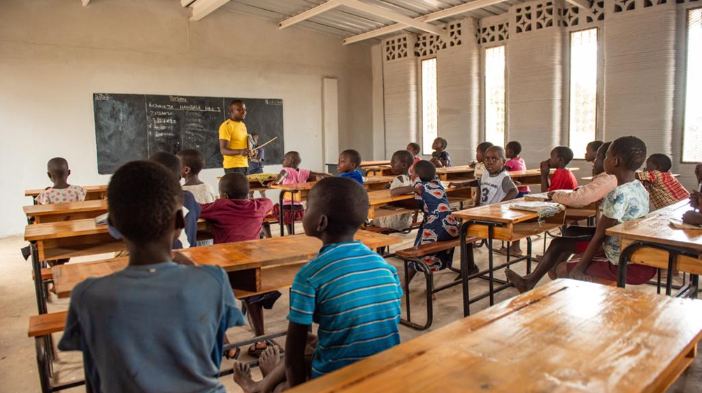 马拉维的孩子们在世界上第一个由14Trees公司用COBOD BOD2打印机制作的3D打印学校中接受教学。照片由Bennie kanyizira提供。