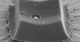 is开发了一种纳米结构的材料，据报道它比凯夫拉尔纤维或钢铁更能有效地阻止炮弹。通过加州理工学院的照片。