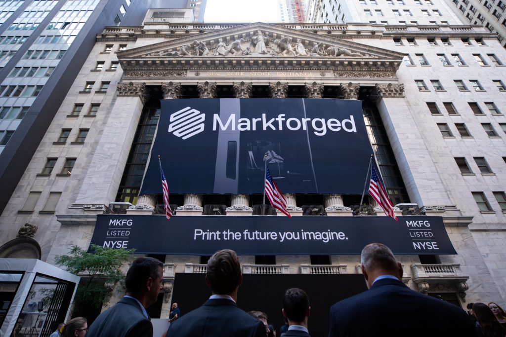 交易员们抬头看着纽约证券交易所外的Markforged标志。