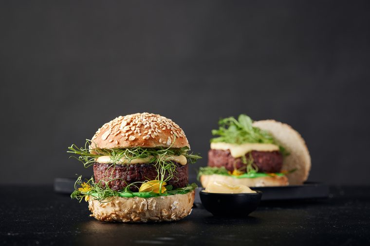 重定义汉堡——据报道，这是世界上第一个3D打印的高级餐厅风格汉堡，包装有170克新肉。图片通过重新定义肉类。