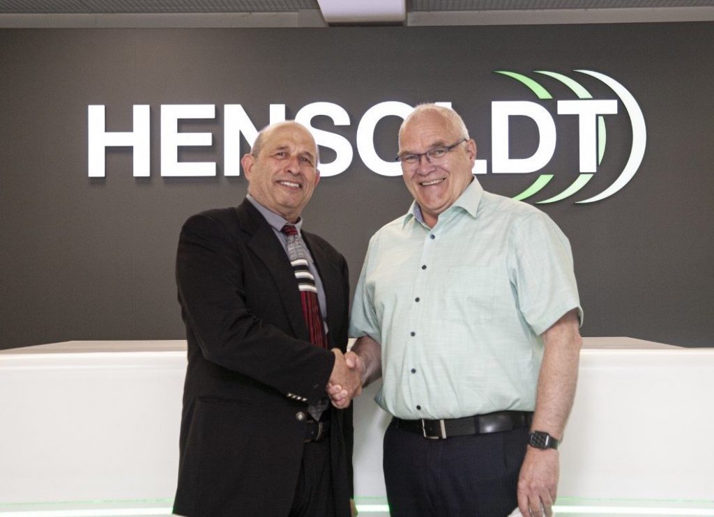 Nano Dimension首席执行官Yoav Stern与Hensoldt首席执行官Thomas Muller握手。