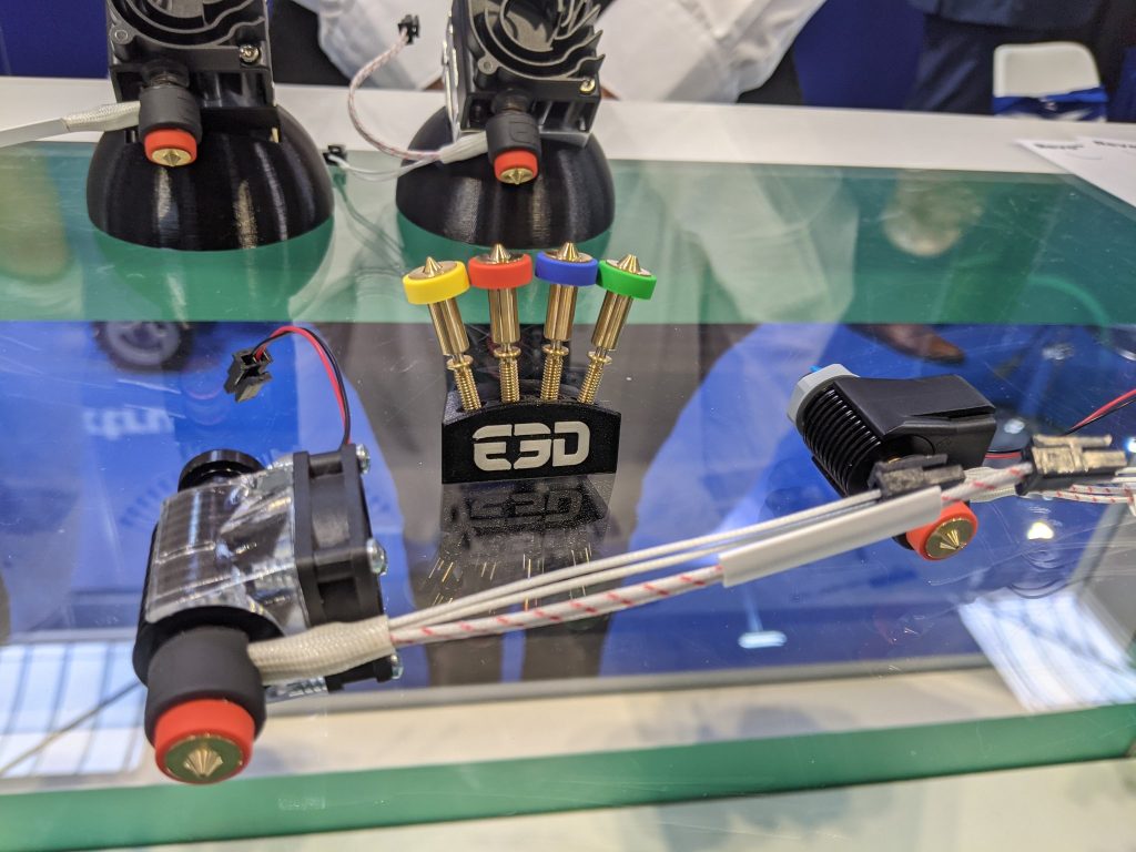 新的Revo六（左）、Revo Micro（右）和四个Revo喷嘴。迈克尔·佩奇摄于3D打印行业。