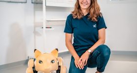 苏黎世联邦理工学院的Andrina Grimm和她的“Dyana”机器猫在一起。
