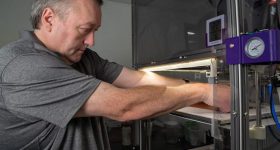 一个案例研究通过Coloric的3D打印技术为老化的机械车队制造和设计橡胶垫圈。通过彩色3D材料拍摄照片。