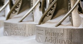 Prima添加剂的徽标3D印刷成一些金属部件。