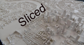 世界上最大的伦敦3D打印模型上的切片徽标。通过AccuCities拍摄。