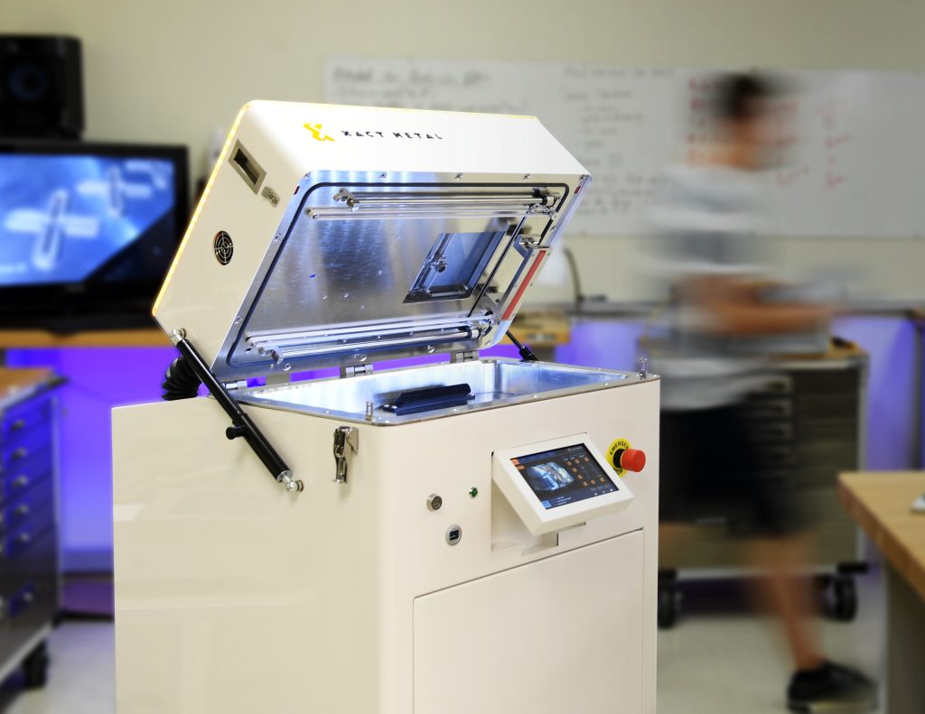 XACT金属's new XM200C 3D printer.