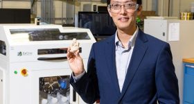ORNL的科学家Tomonori Saito展示了一个3D打印的沙堡，使用的是这种新型粘合剂。