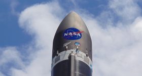 一个NASA标志在一个假设的VADR火箭设计的顶部。