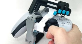 两个3D打印的适配器都在PS5 DualSense控制器上组合。通过Akaki Kuumeri/Prusa打印机的照片。