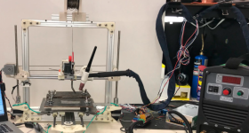 研究人员原型龙门架安装的WAAM 3D打印机。