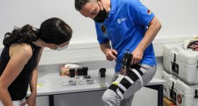 欧洲航天局（ESA）宇航员Matthias Maurer在培训课程中展示了生物素第一AID原型。通过OHB/DLR/ESA摄影。