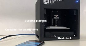 研究人员的智能手机驱动的LCD 3D打印机。通过UCL图像。