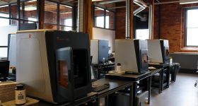 该公司新雷电竞app下载工厂的BMF 3D打印机。通过BMF的照片。
