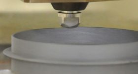 3D打印机具有独特的螺纹技术，可实现挤出颗粒。照片通过爱普生。