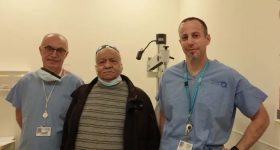 与David Zadok教授和Liron Berkovich博士一起移植患者。通过耶路撒冷邮报SZMC的照片。