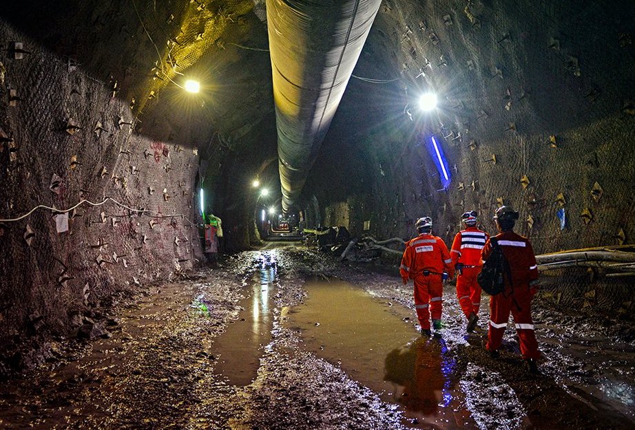 Sandvik工程师穿过地下采矿设施。通过Sandvik采矿和岩石解决方案进行照片。