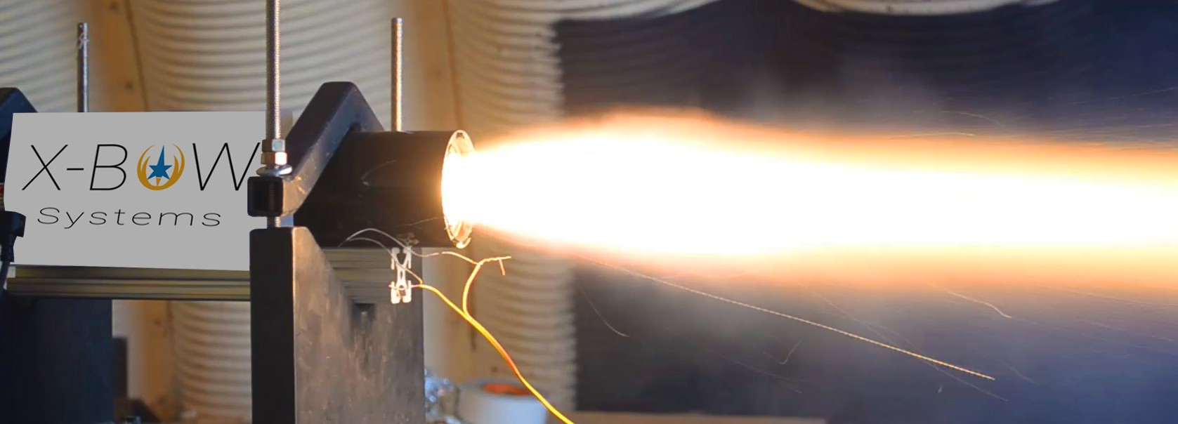 X弓测试其固体燃料火箭发动机之一。通过X弓的照片。